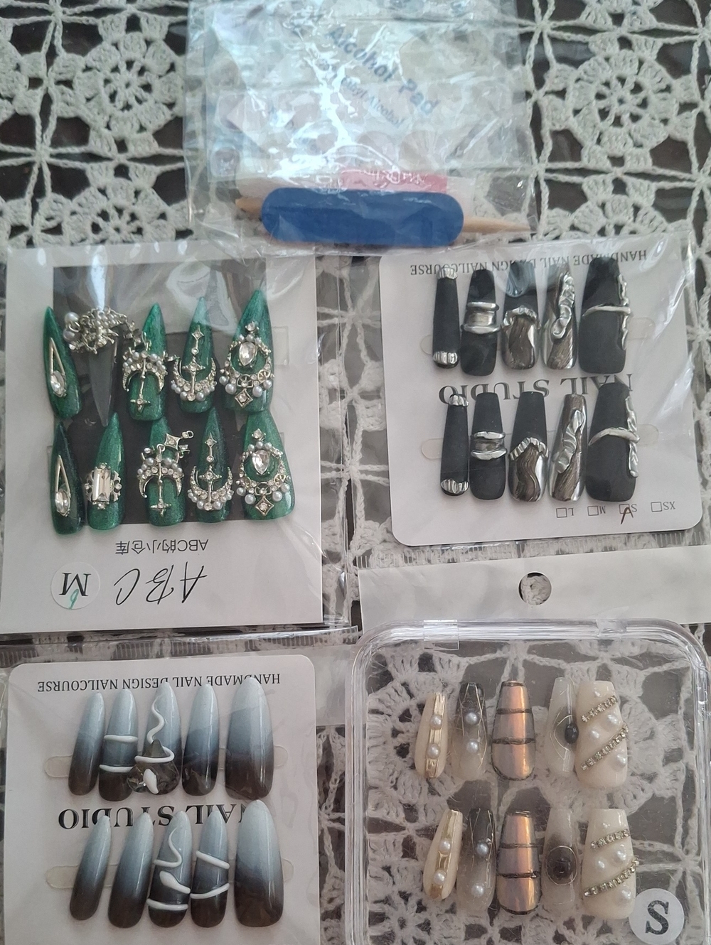 Assorted Women's Press-On Nail Set - Green, Black, Gray, Cream & Gold Accents